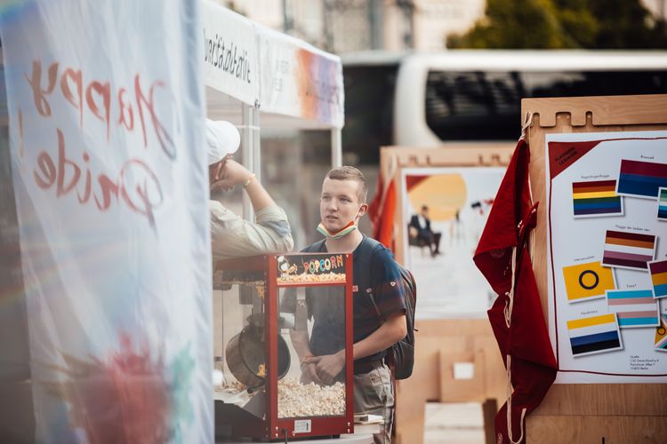 Gespräch am Stand der Universität Leipzig beim CSD Leipzig 2023