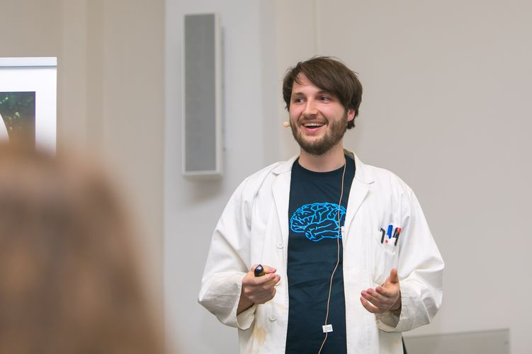 Ein Nachwuchswissenschaftler präsentiert seine Forschung in Kurzform auf der Bühne des Science Slam, Foto: Swen Reichhold