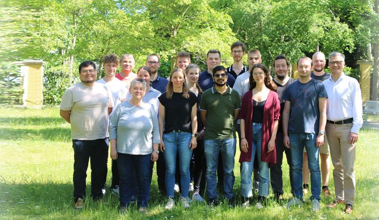 Team AK Schneider im Innenhof der Fakultät für Chemie und Mineralogie, Universität Leipzig - Sommer 2024