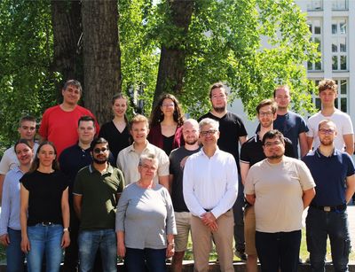 Das Bild zeigt das Team des AK Schneider im Innenhof der Fakultät für Chemie und Mineralogie am Zentralen Baum, Universität Leipzig - Sommer 2024, Foto: Marcel Sickert