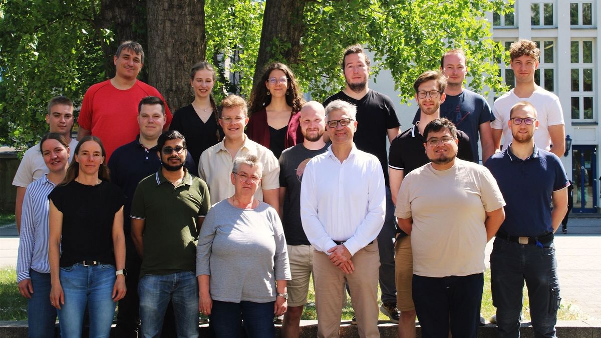 enlarge the image: The picture shows the AK Schneider team in the inner courtyard of the Faculty of Chemistry and Mineralogy, Leipzig University - Summer 2024